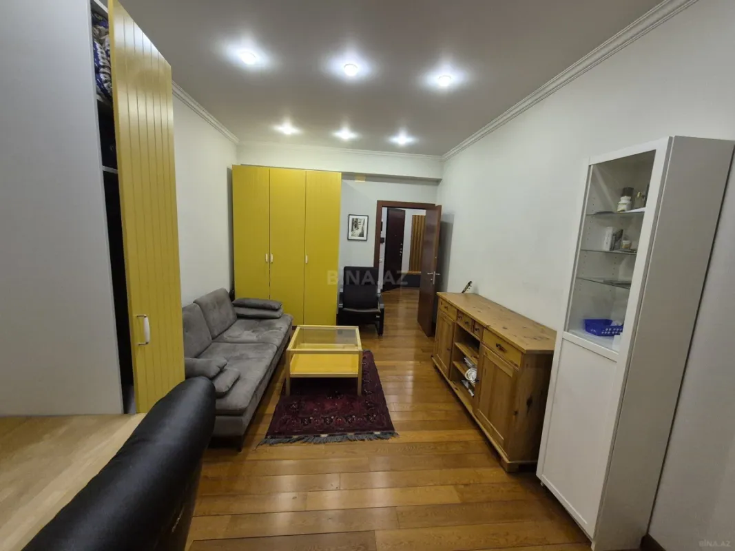 Satılır 4 otaqlı mənzil 138 m²