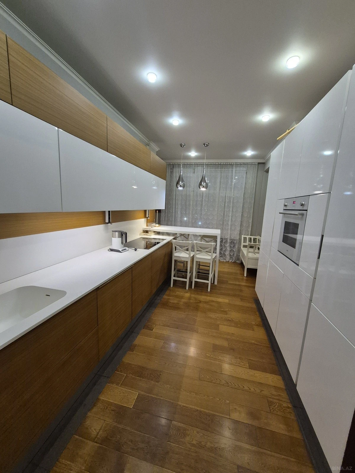 Satılır 4 otaqlı mənzil 138 m²