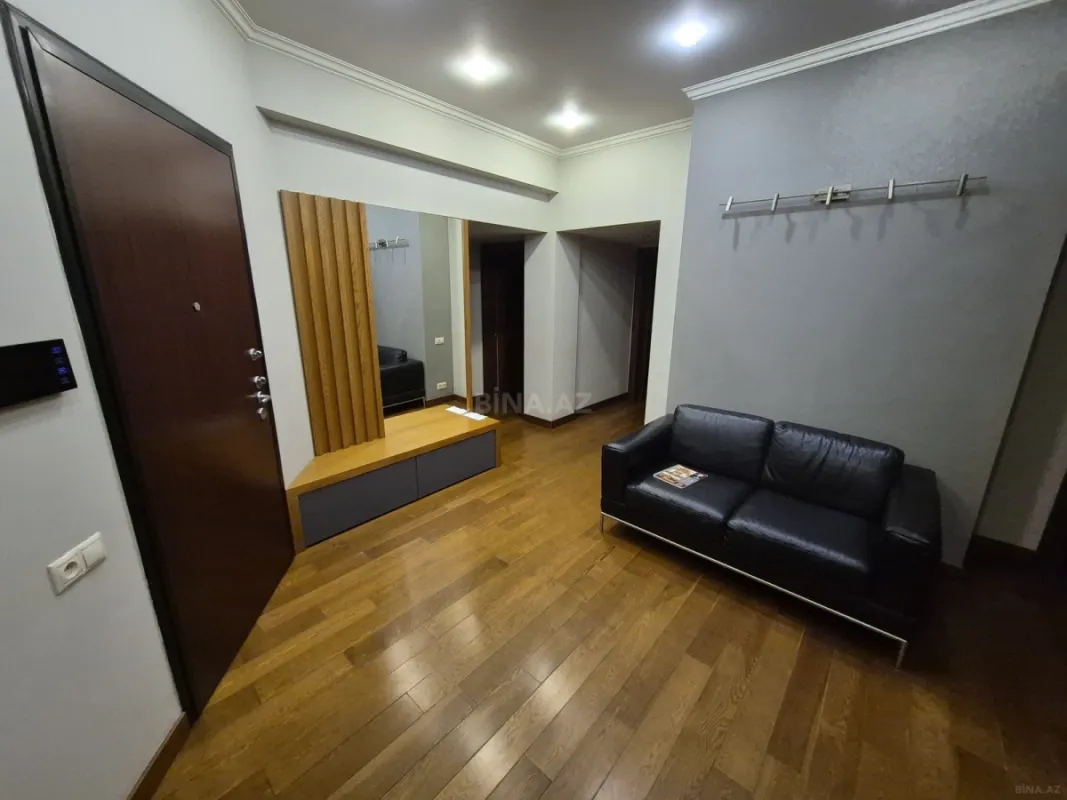 Satılır 4 otaqlı mənzil 138 m²