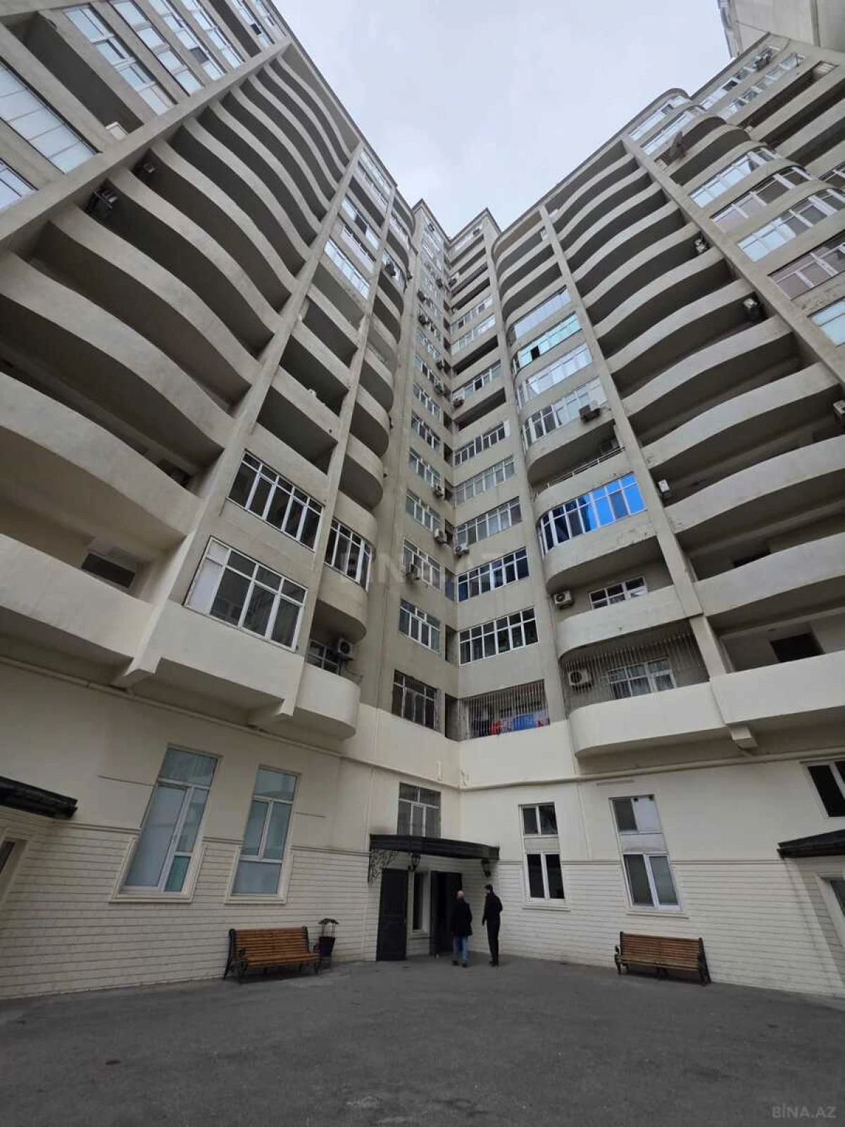 Satılır 3 otaqlı mənzil 151 m²