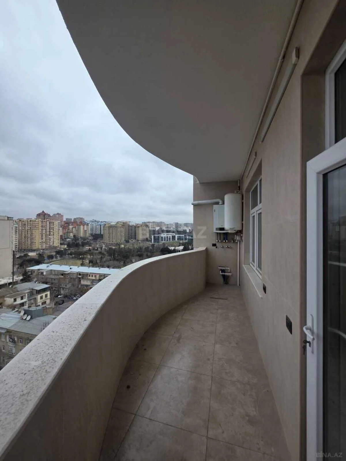 Satılır 3 otaqlı mənzil 151 m²