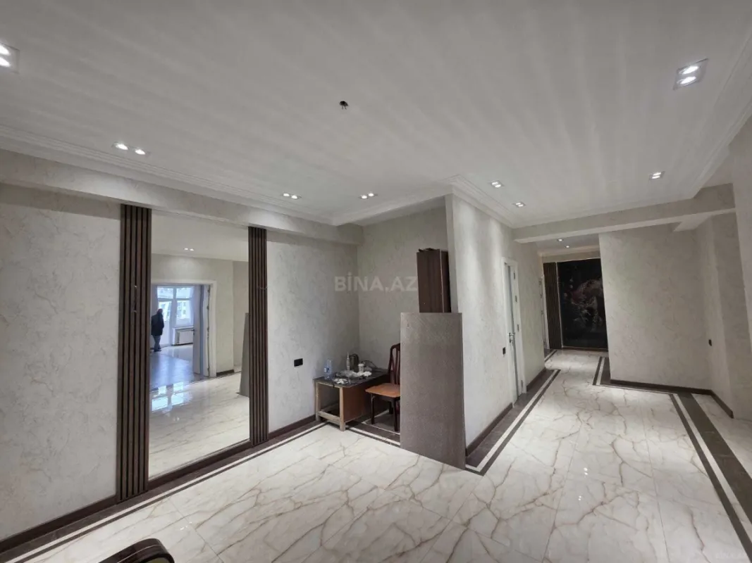 Satılır 3 otaqlı mənzil 151 m²