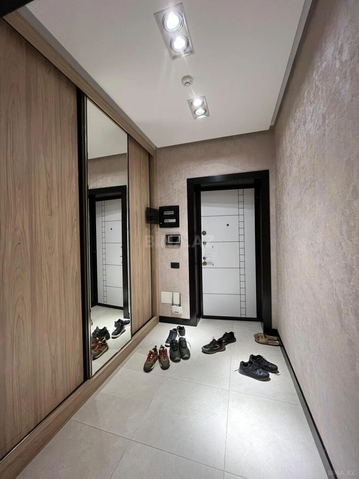 Kirayə verilir 2 otaqlı mənzil 105 m²