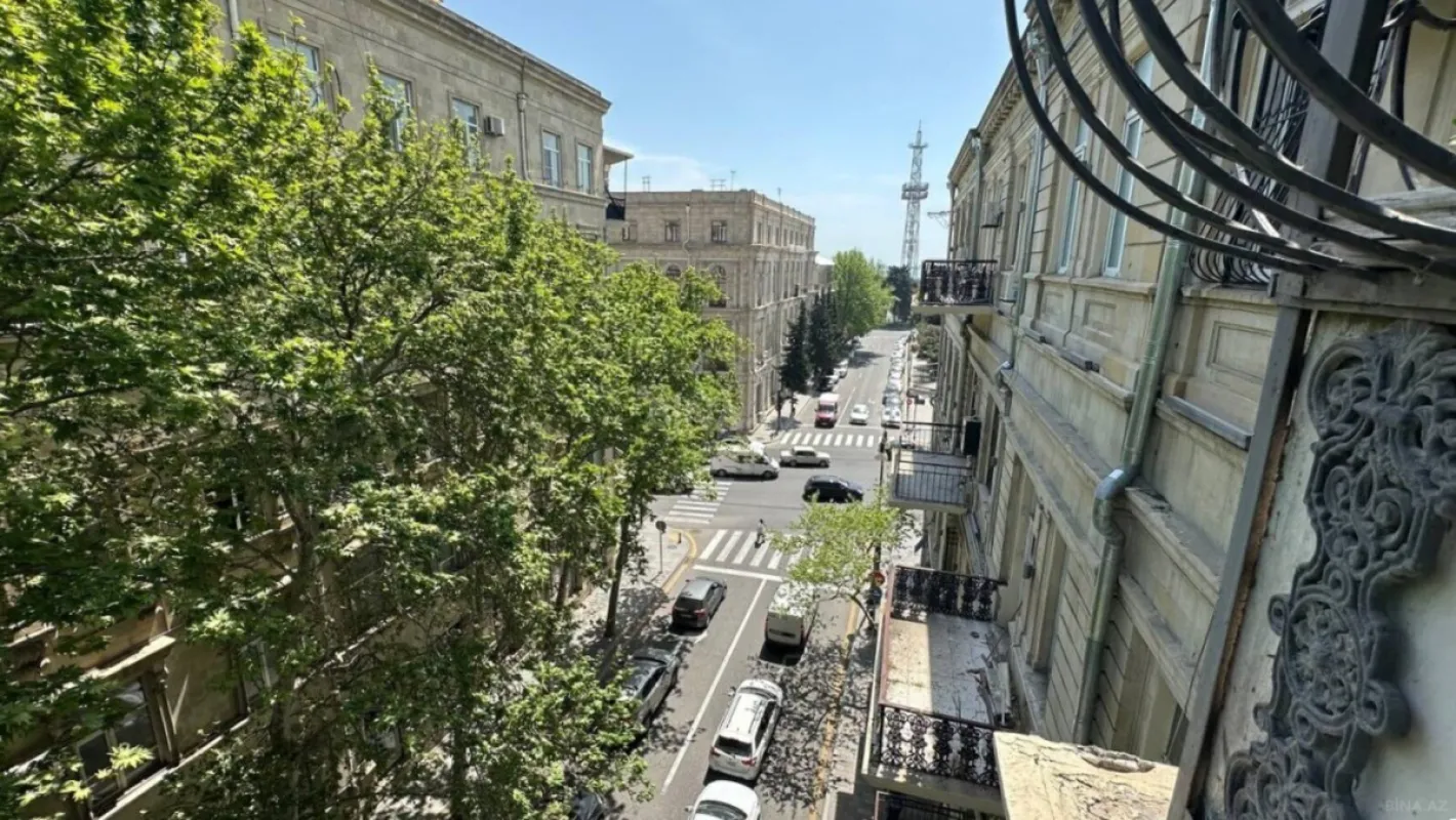 Satılır 4 otaqlı mənzil 138 m²