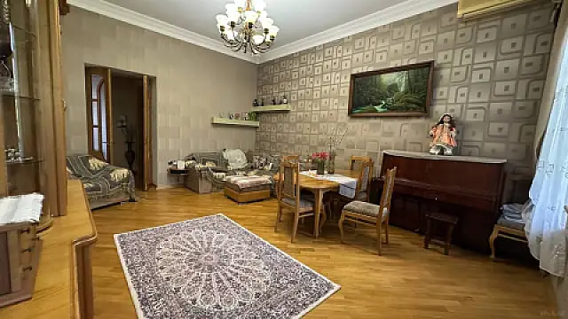 Satılır 4 otaqlı mənzil 138 m²