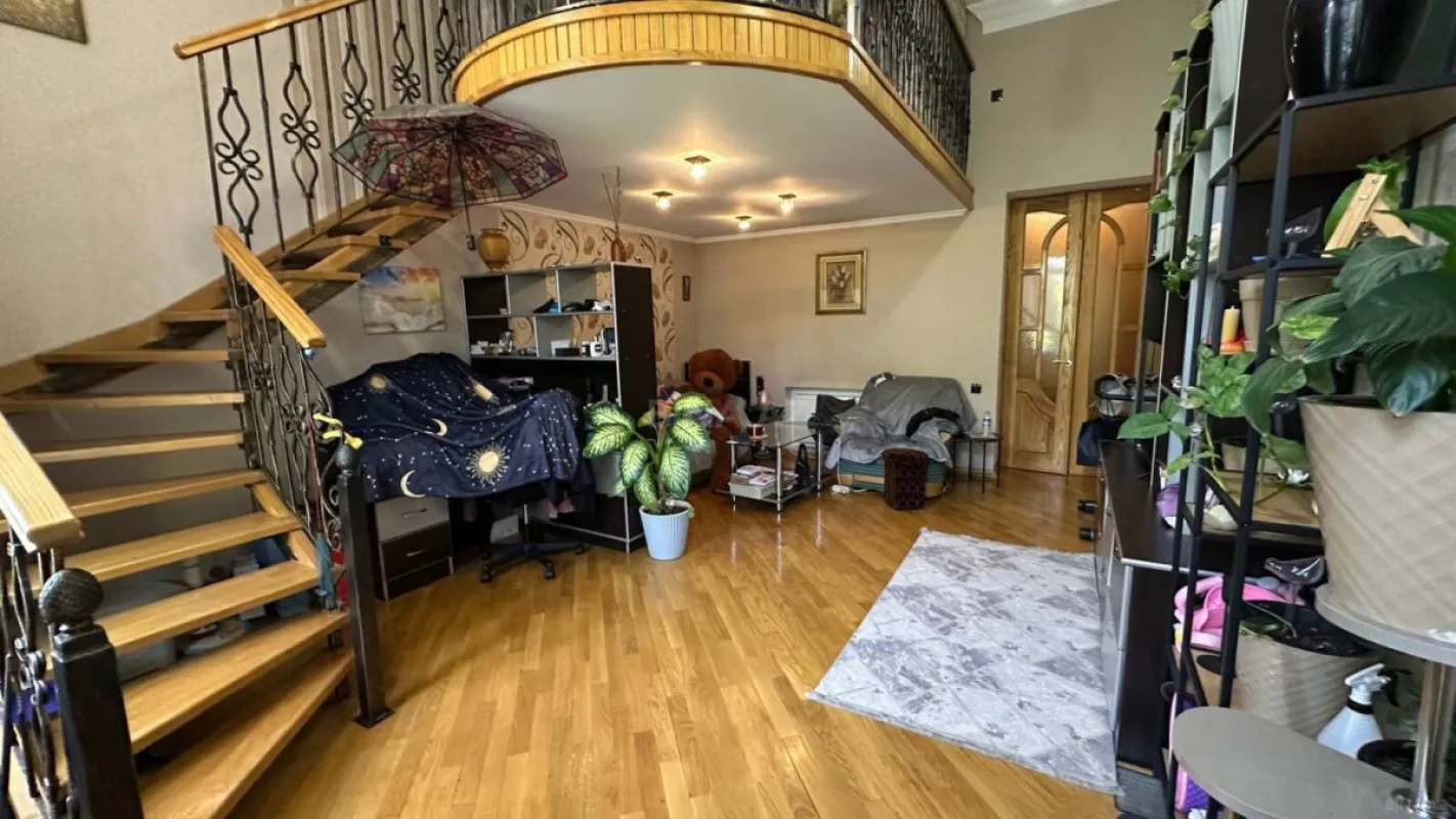 Satılır 4 otaqlı mənzil 138 m²