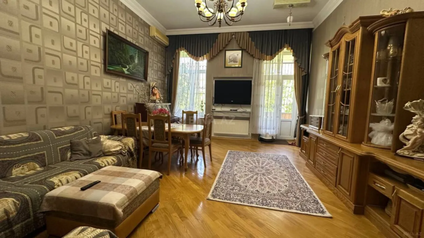 Satılır 4 otaqlı mənzil 138 m²