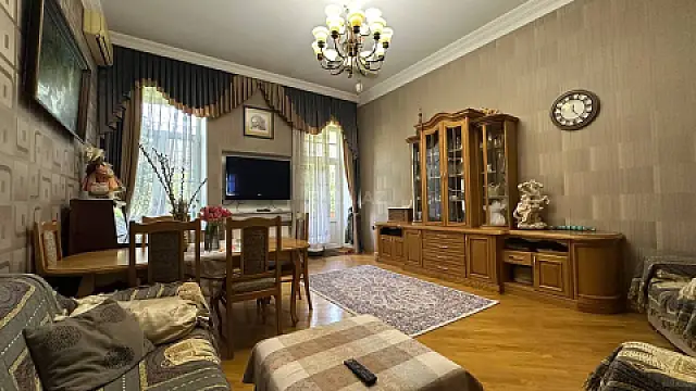Satılır 4 otaqlı mənzil 138 m²
