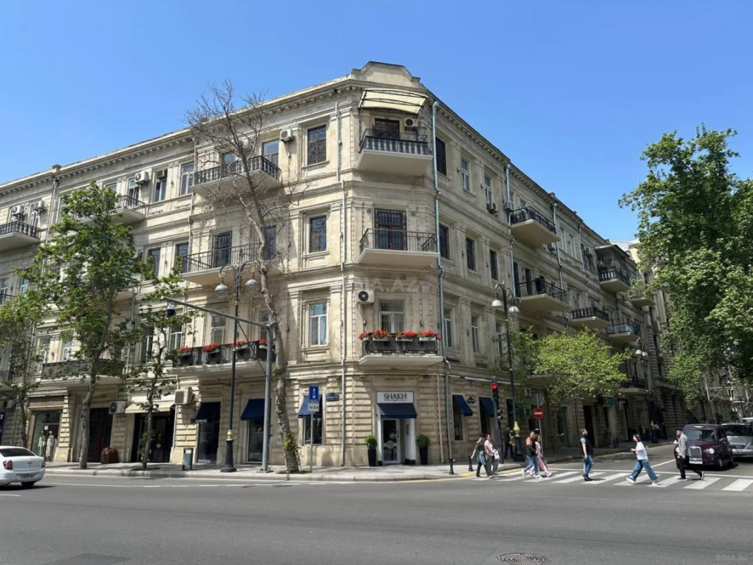 Satılır 4 otaqlı mənzil 138 m²