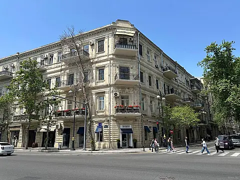 Satılır 4 otaqlı mənzil 138 m²