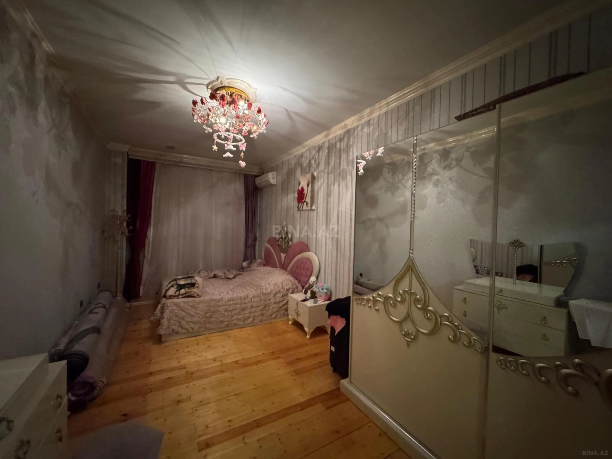 Satılır 3 otaqlı mənzil 165 m²