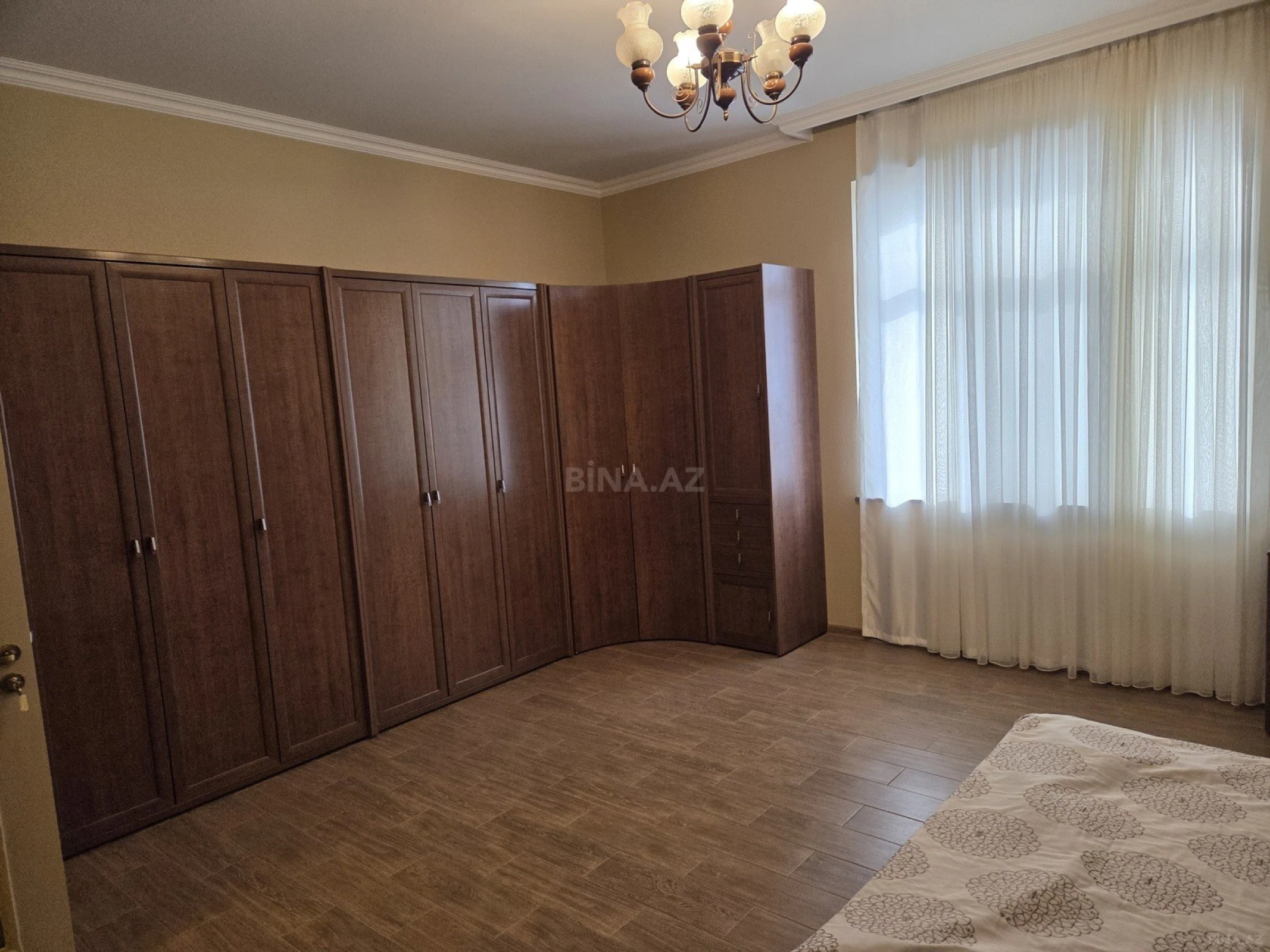Kirayə verilir 7 otaqlı mənzil 400 m²