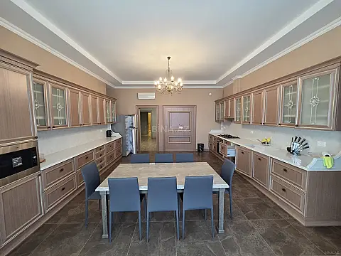 Kirayə verilir 7 otaqlı mənzil 400 m²