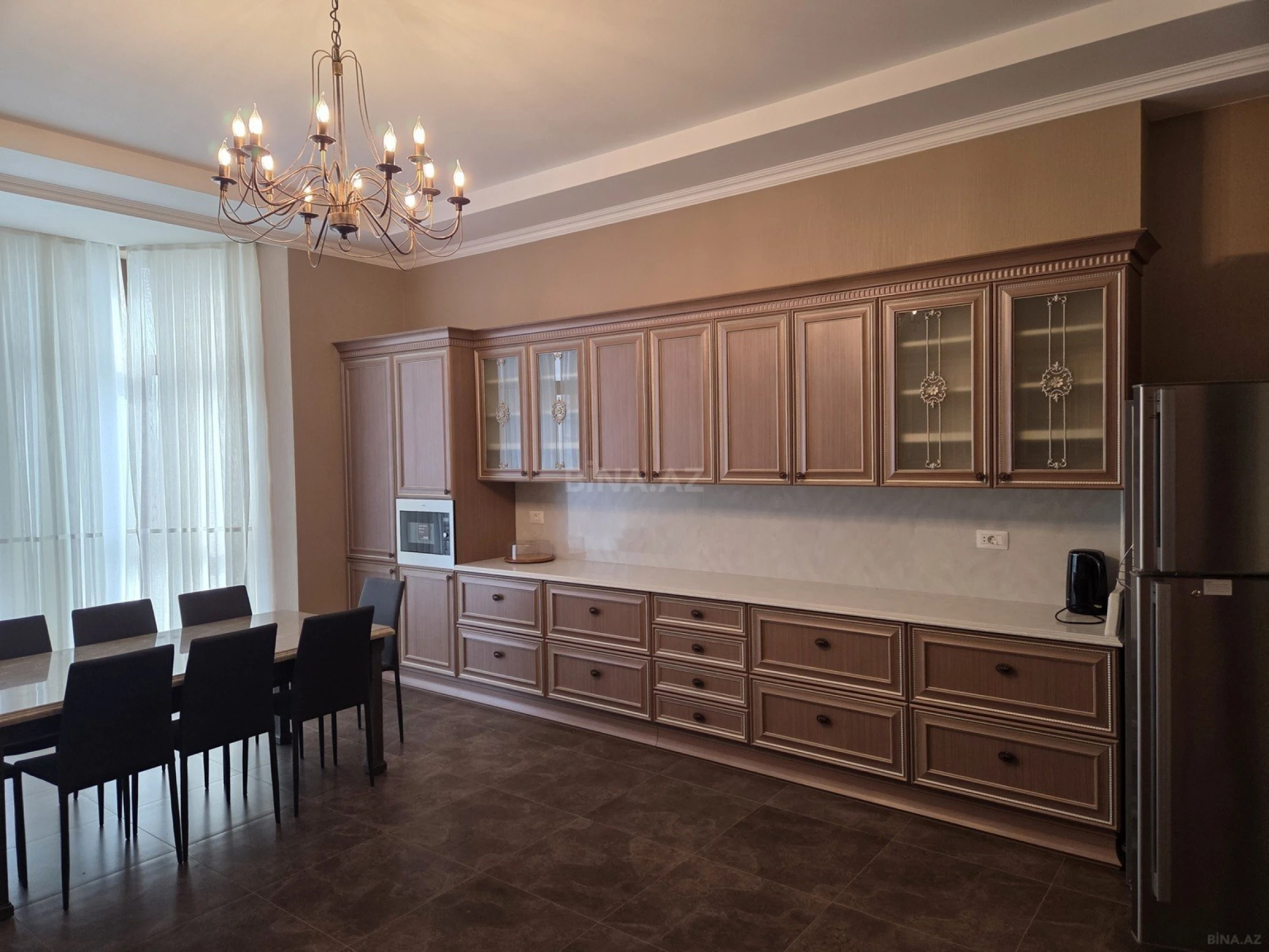 Kirayə verilir 7 otaqlı mənzil 400 m²