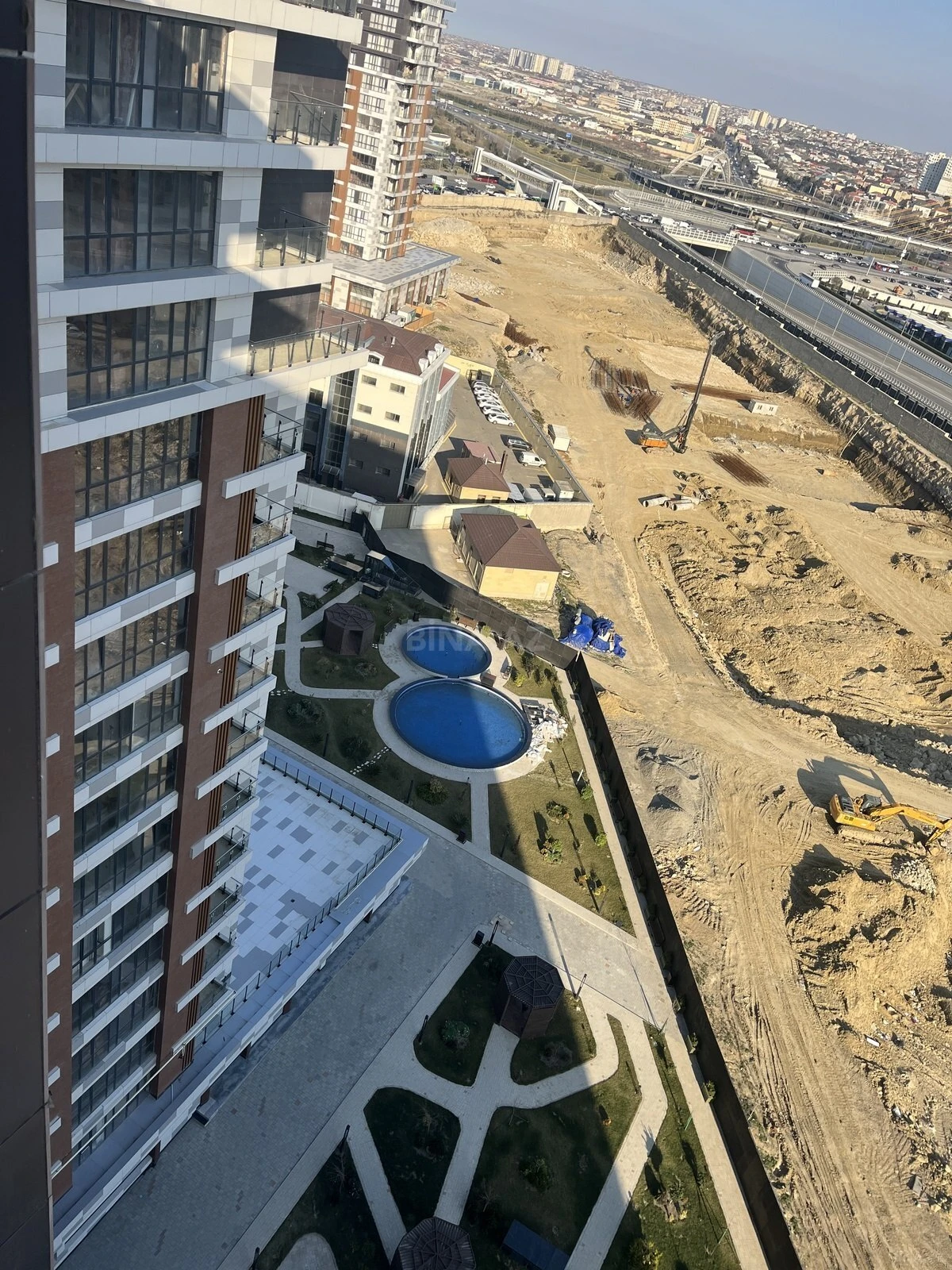 Satılır 3 otaqlı mənzil 126 m²