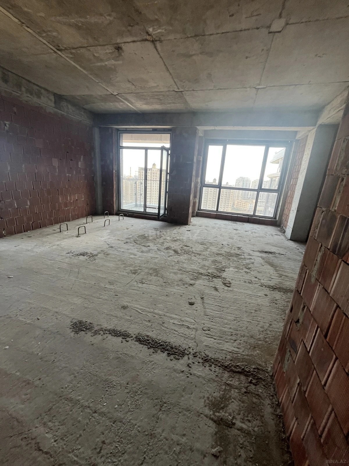 Satılır 3 otaqlı mənzil 126 m²