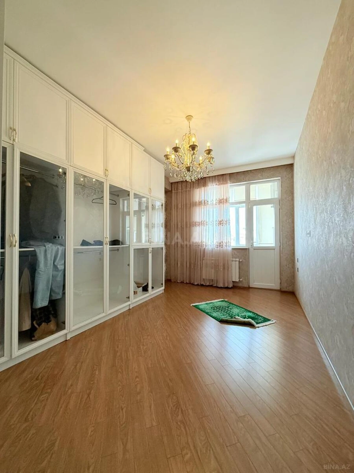 Satılır 4 otaqlı mənzil 180 m²