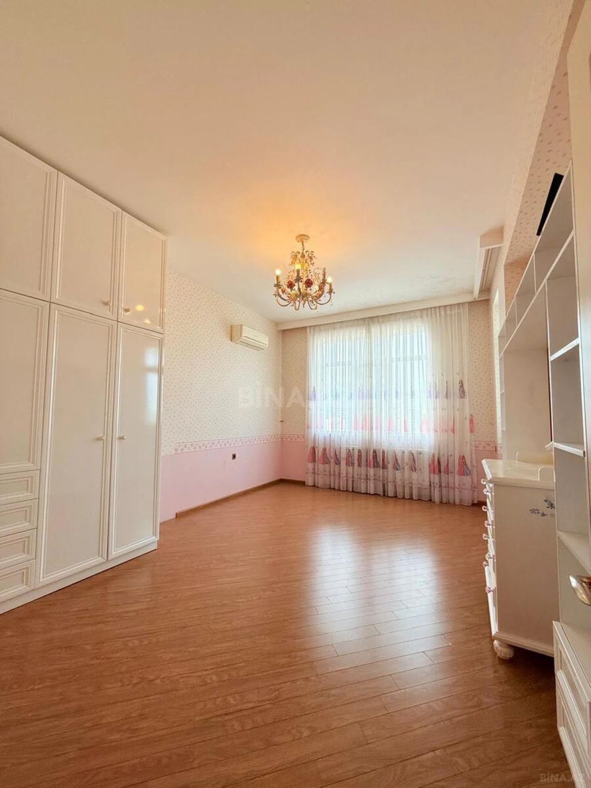 Satılır 4 otaqlı mənzil 180 m²