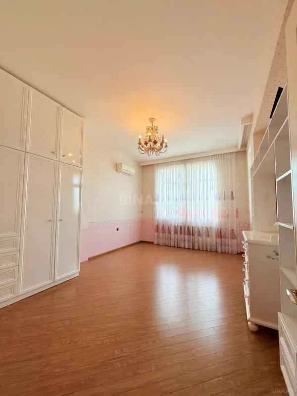 Satılır 4 otaqlı mənzil 180 m²
