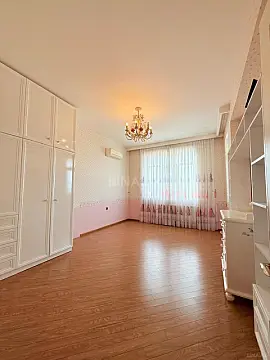 Satılır 4 otaqlı mənzil 180 m²