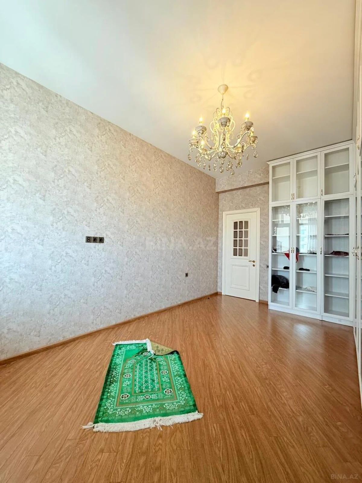Satılır 4 otaqlı mənzil 180 m²