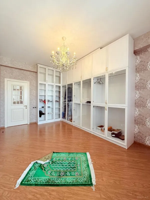 Satılır 4 otaqlı mənzil 180 m²
