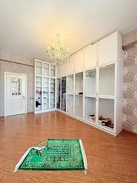 Satılır 4 otaqlı mənzil 180 m²