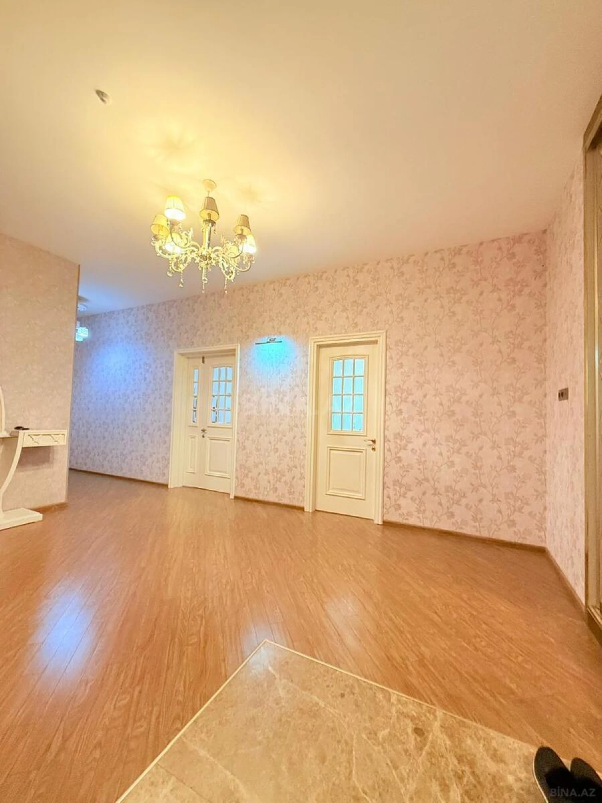 Satılır 4 otaqlı mənzil 180 m²
