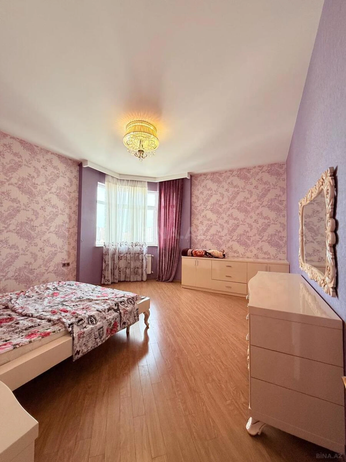 Satılır 4 otaqlı mənzil 180 m²