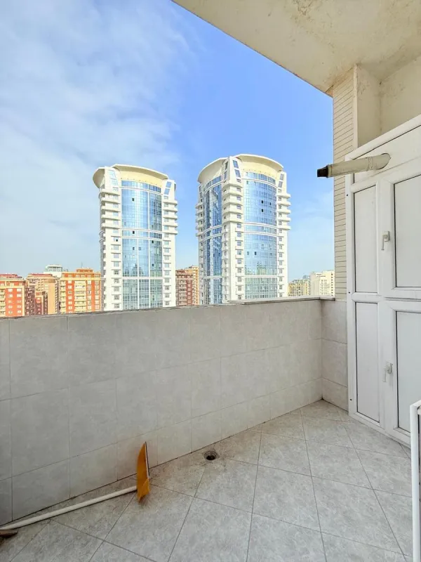 Satılır 4 otaqlı mənzil 180 m²