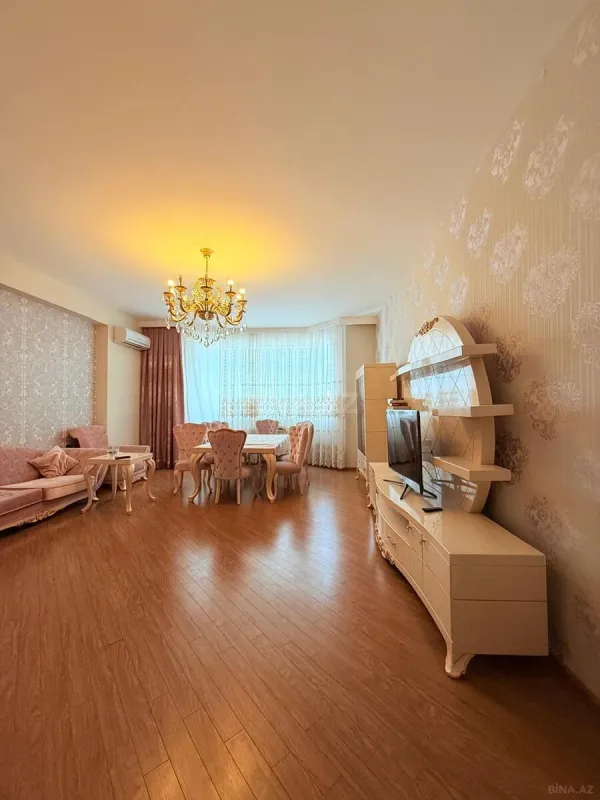 Satılır 4 otaqlı mənzil 180 m²