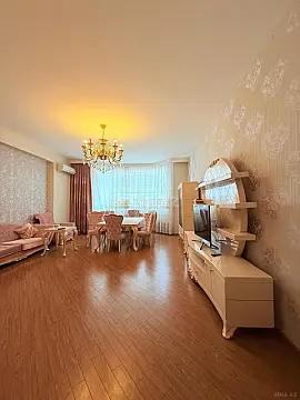 Satılır 4 otaqlı mənzil 180 m²