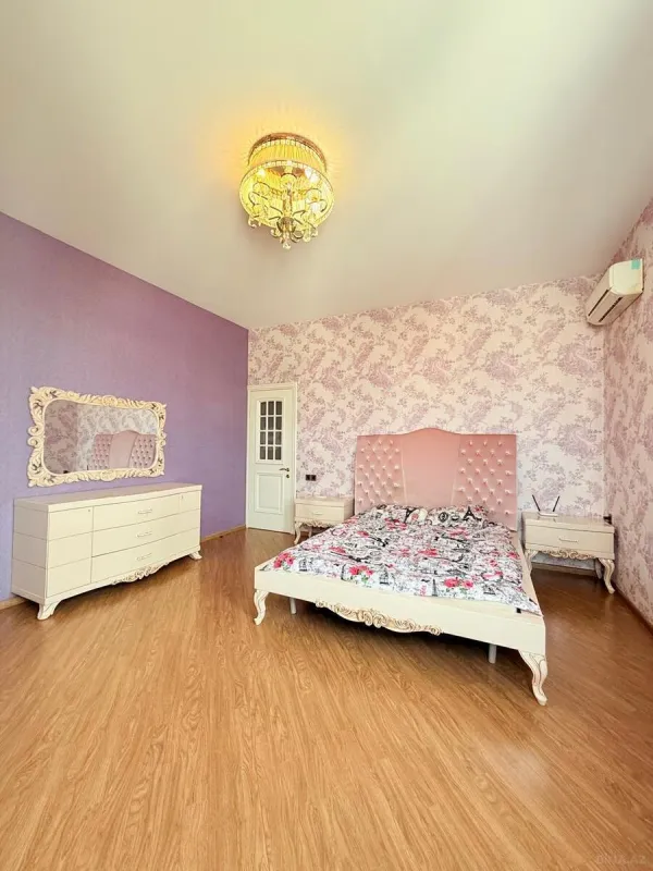 Satılır 4 otaqlı mənzil 180 m²