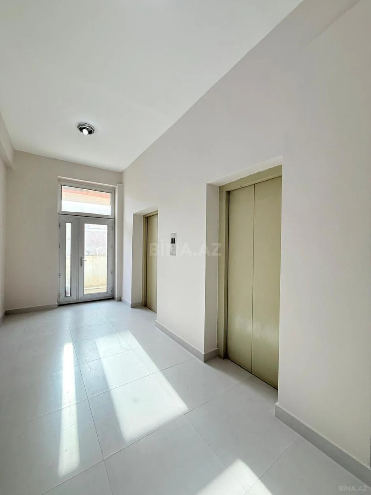 Satılır 4 otaqlı mənzil 180 m²