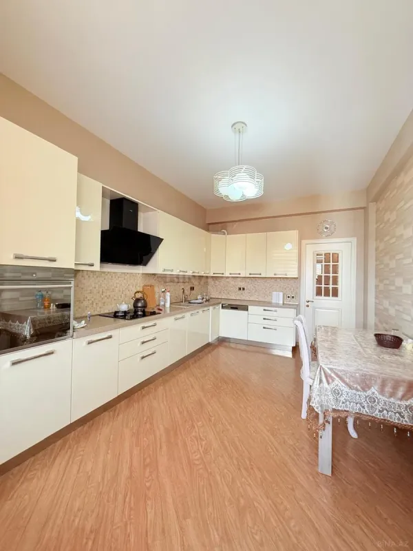 Satılır 4 otaqlı mənzil 180 m²