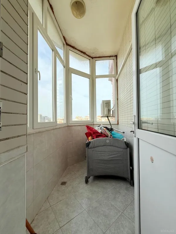 Satılır 4 otaqlı mənzil 180 m²