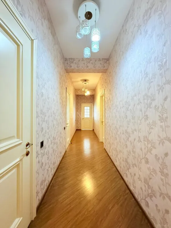 Satılır 4 otaqlı mənzil 180 m²