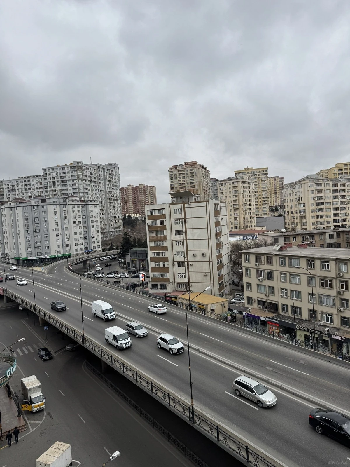 Satılır 4 otaqlı mənzil 130 m²