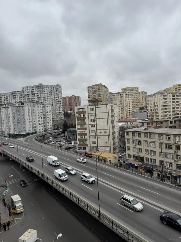 Satılır 4 otaqlı mənzil 130 m²