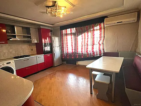 Satılır 4 otaqlı mənzil 110 m²