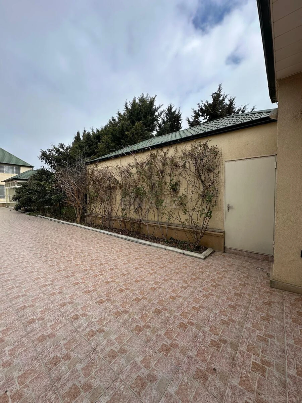 Satılır 4 otaqlı həyət evi 240 m²