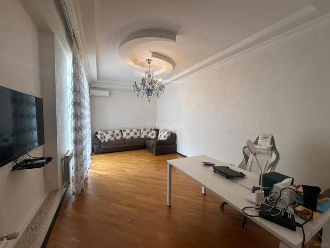 Satılır 4 otaqlı mənzil 220 m²