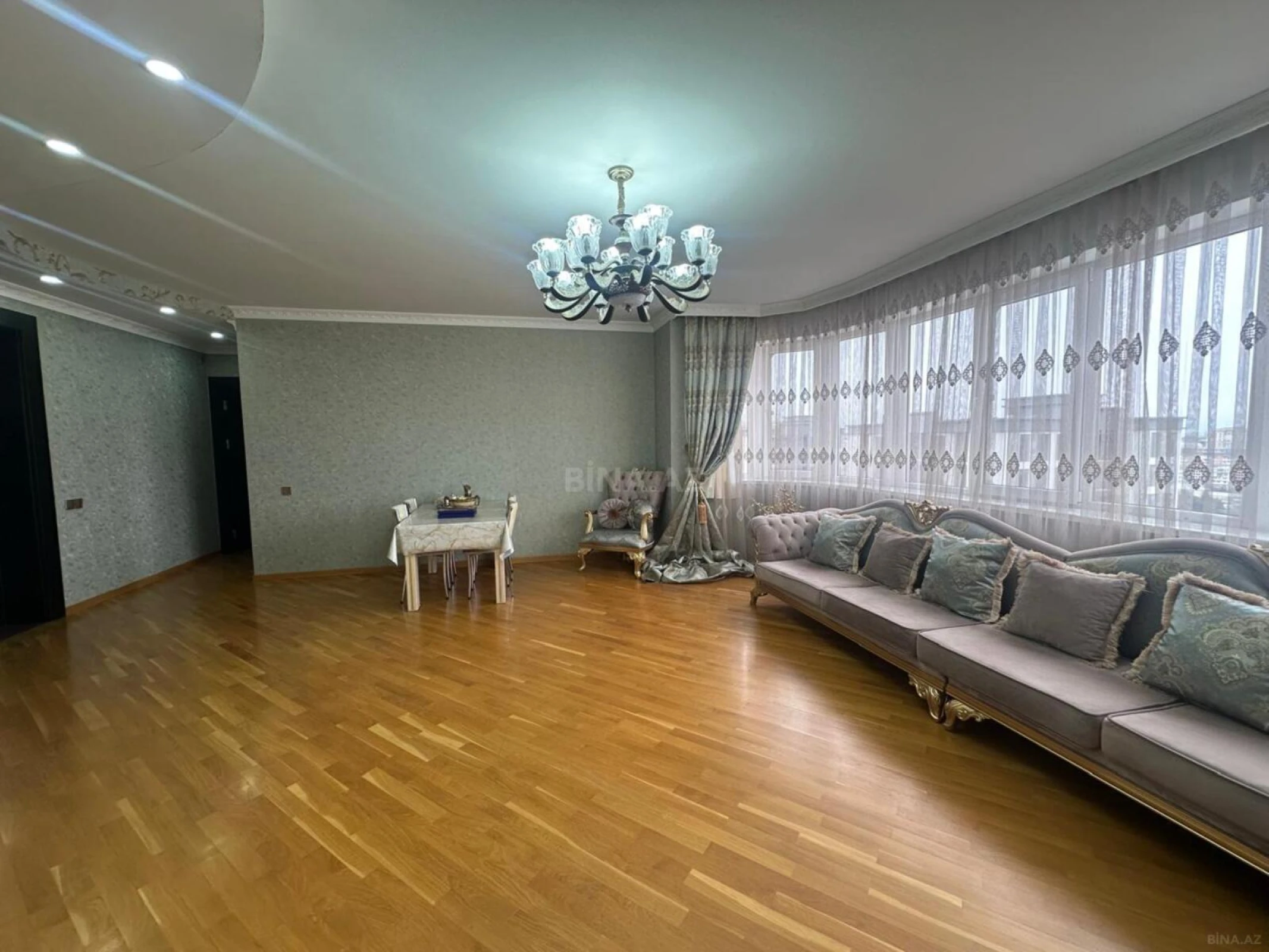 Satılır 4 otaqlı mənzil 220 m²