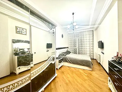 Satılır 4 otaqlı mənzil 220 m²