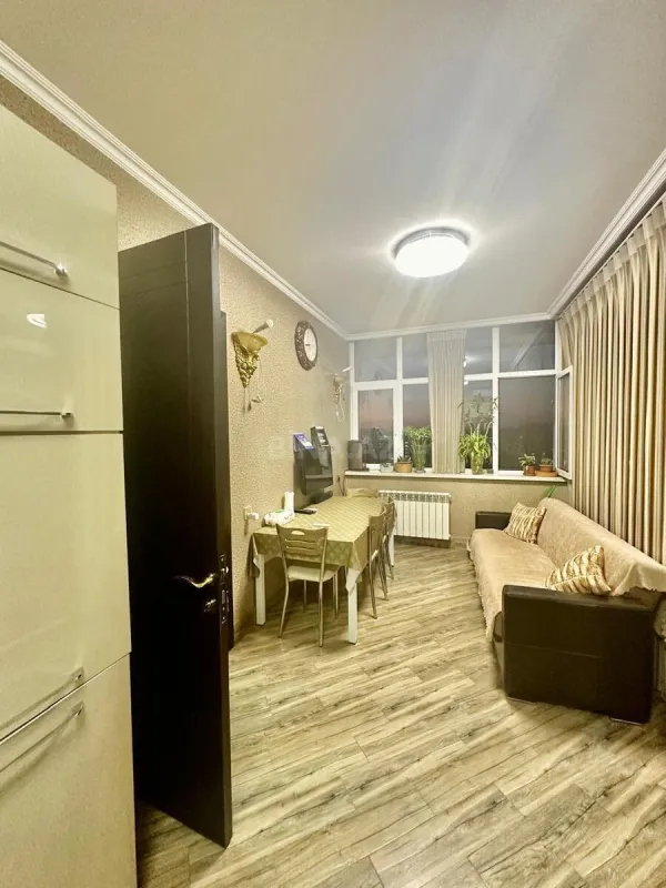 Satılır 4 otaqlı mənzil 220 m²