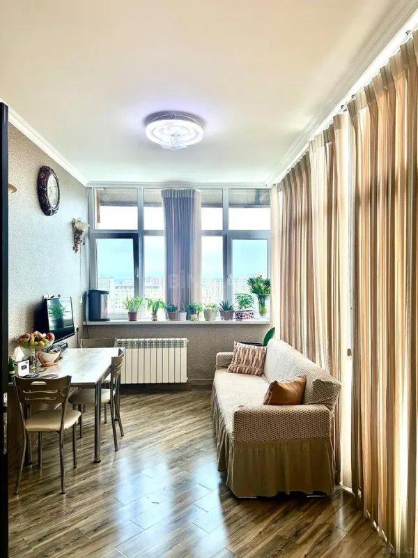 Satılır 4 otaqlı mənzil 220 m²