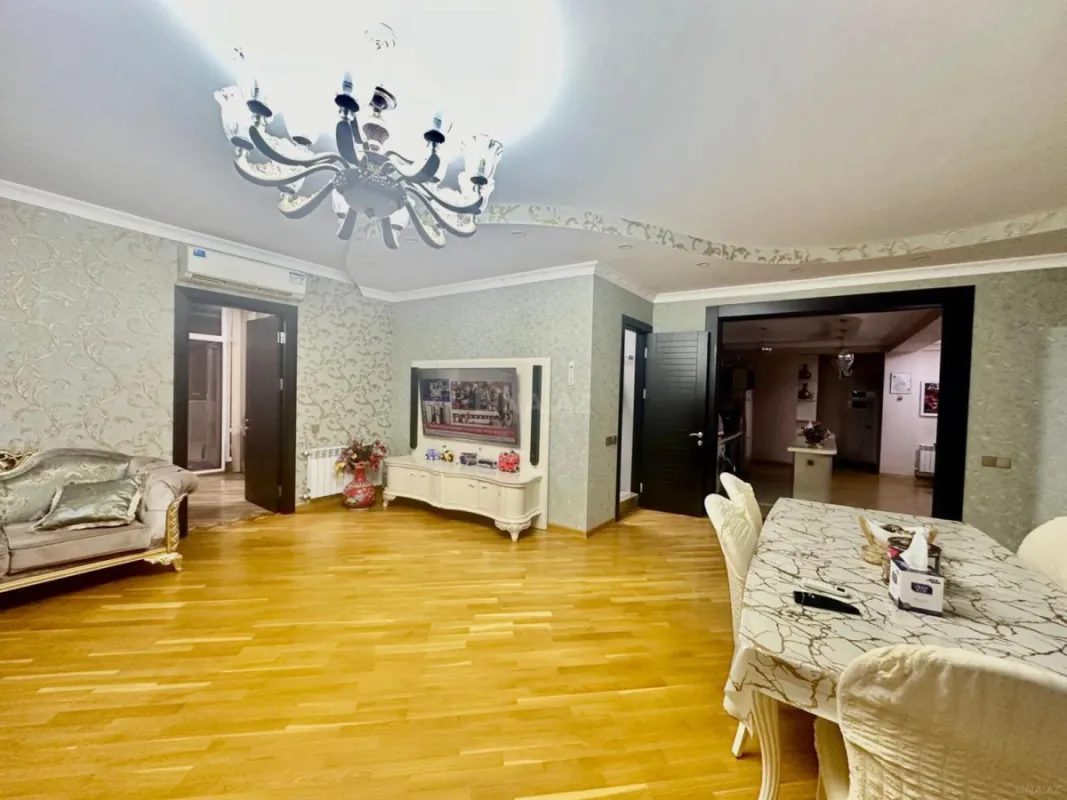 Satılır 4 otaqlı mənzil 220 m²