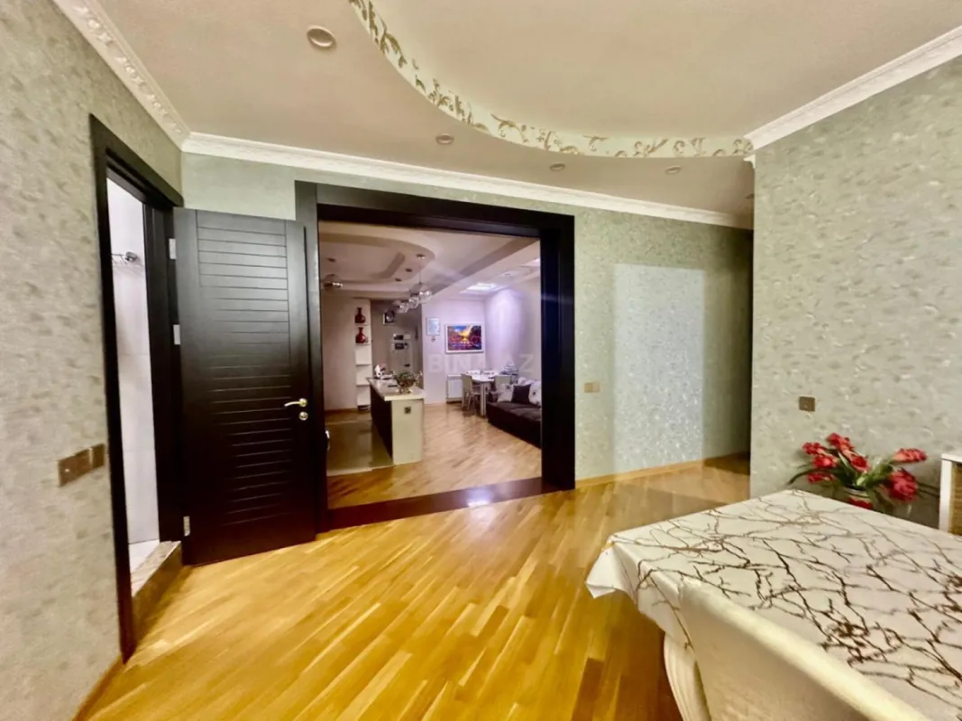 Satılır 4 otaqlı mənzil 220 m²