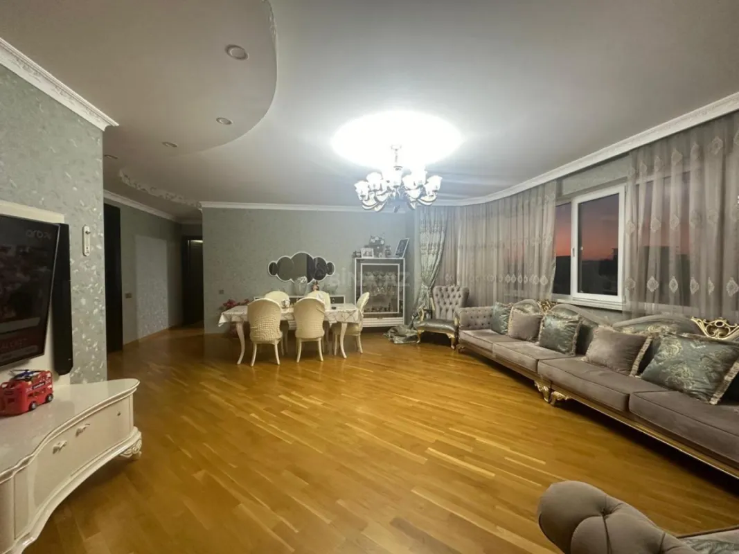 Satılır 4 otaqlı mənzil 220 m²
