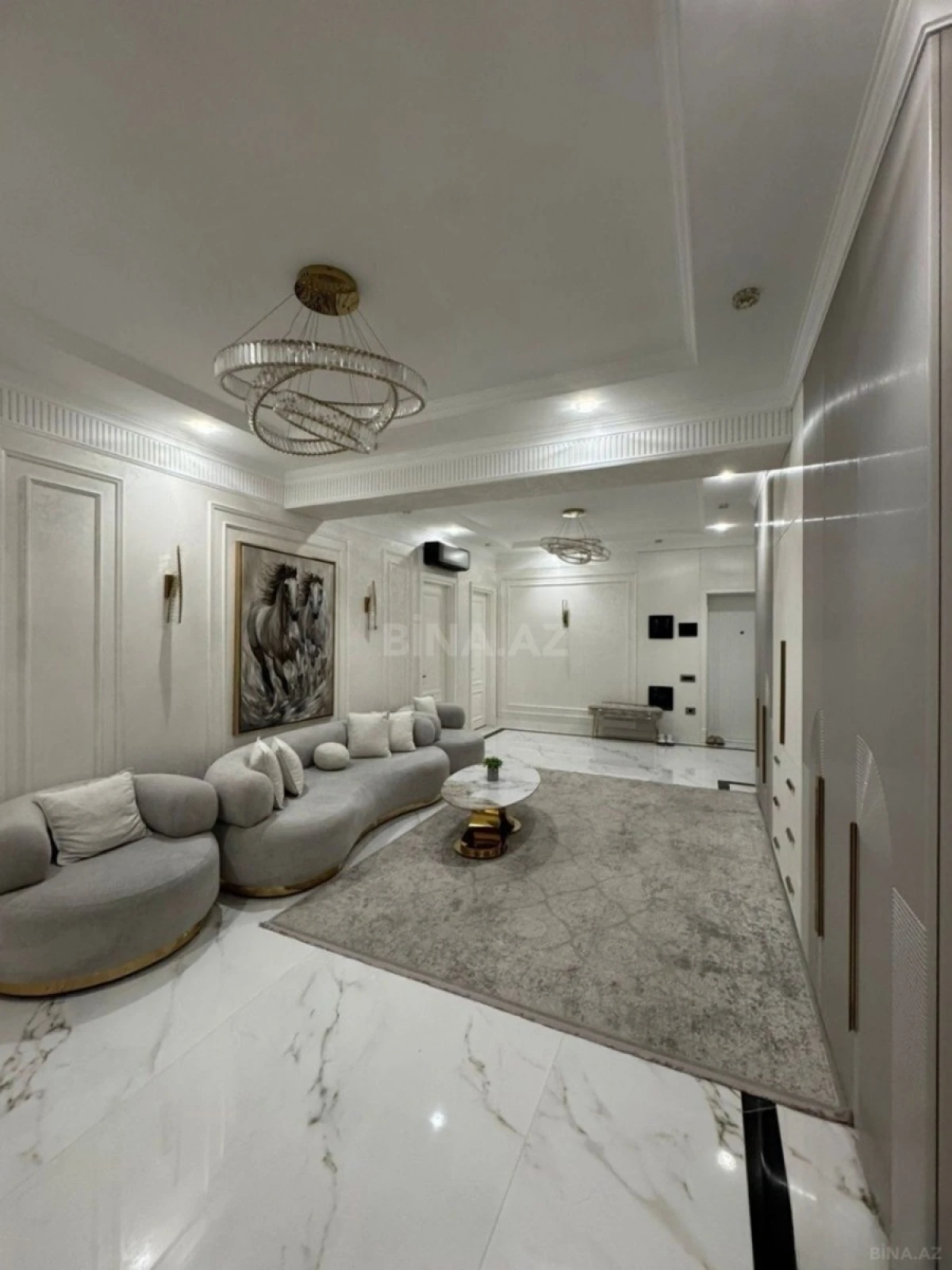 Satılır 4 otaqlı mənzil 200 m²